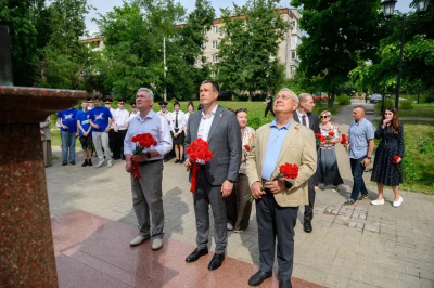Депутаты почтили память Александра Ивановича Чернышёва Депутаты почтили память Александра Ивановича Чернышёва