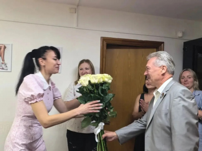 Председатель Совета депутатов Юрий Егоров и депутат Светлана Манукян поздравили с днем рождения Дарью Сергеевну Дорофееву, возглавляющую муниципальное казенное учреждение, отвечающее за организацию закупочной деятельности города. Председатель Совета депутатов Юрий Егоров и депутат Светлана Манукян поздравили с днем рождения Дарью Сергеевну Дорофееву, возглавляющую муниципальное казенное учреждение, отвечающее за организацию закупочной деятельности города.