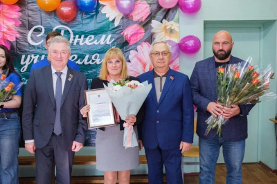 Депутаты поздравили педагогов школы № 8 с Днём учителя