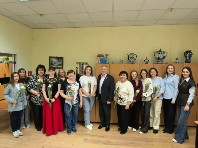 Депутаты поздравили коллектив Финансового управления города с Днём финансиста России. Депутаты поздравили коллектив Финансового управления города с Днём финансиста России.